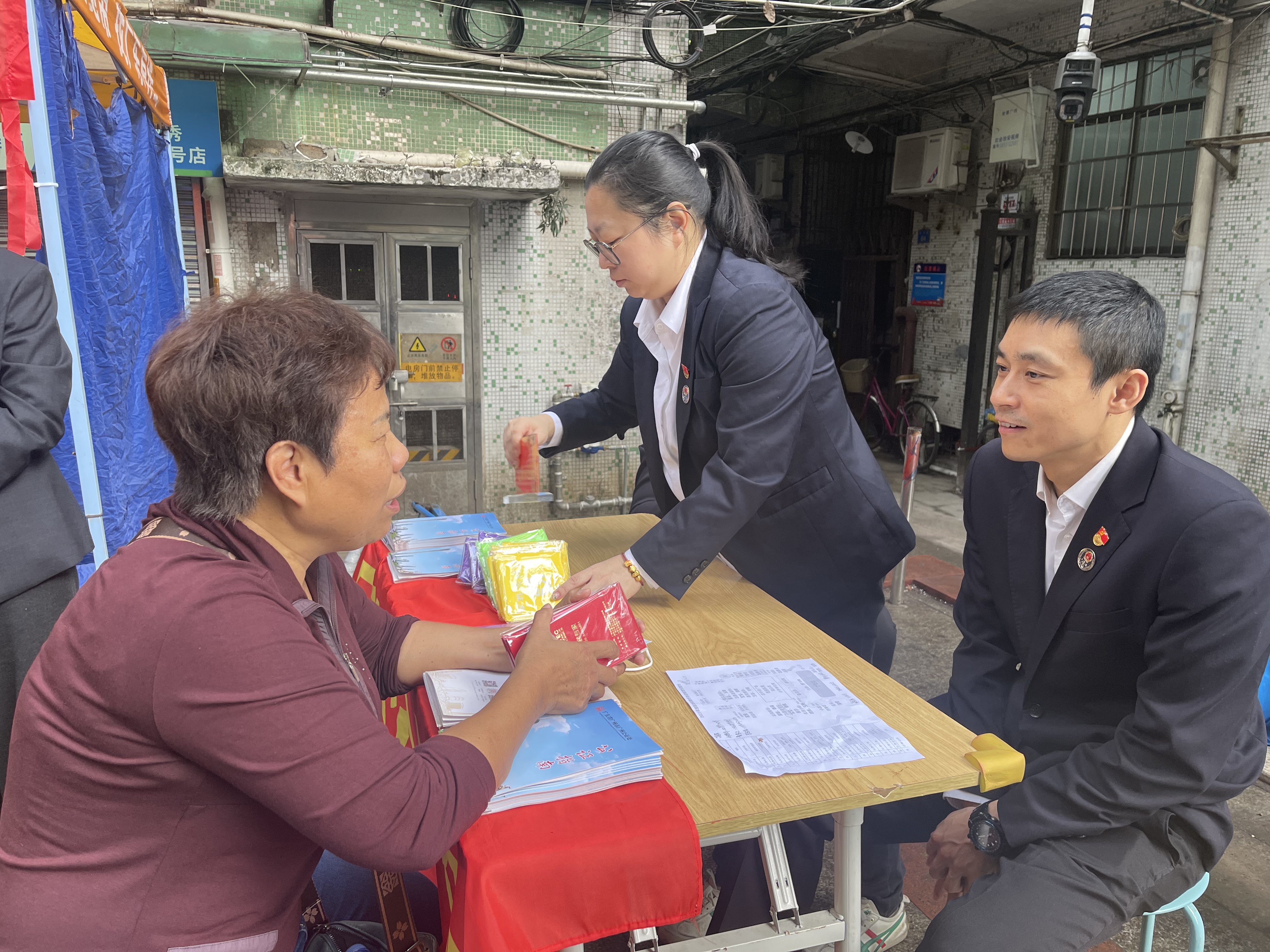 广州公证处参加社区公益志愿服务获好评！