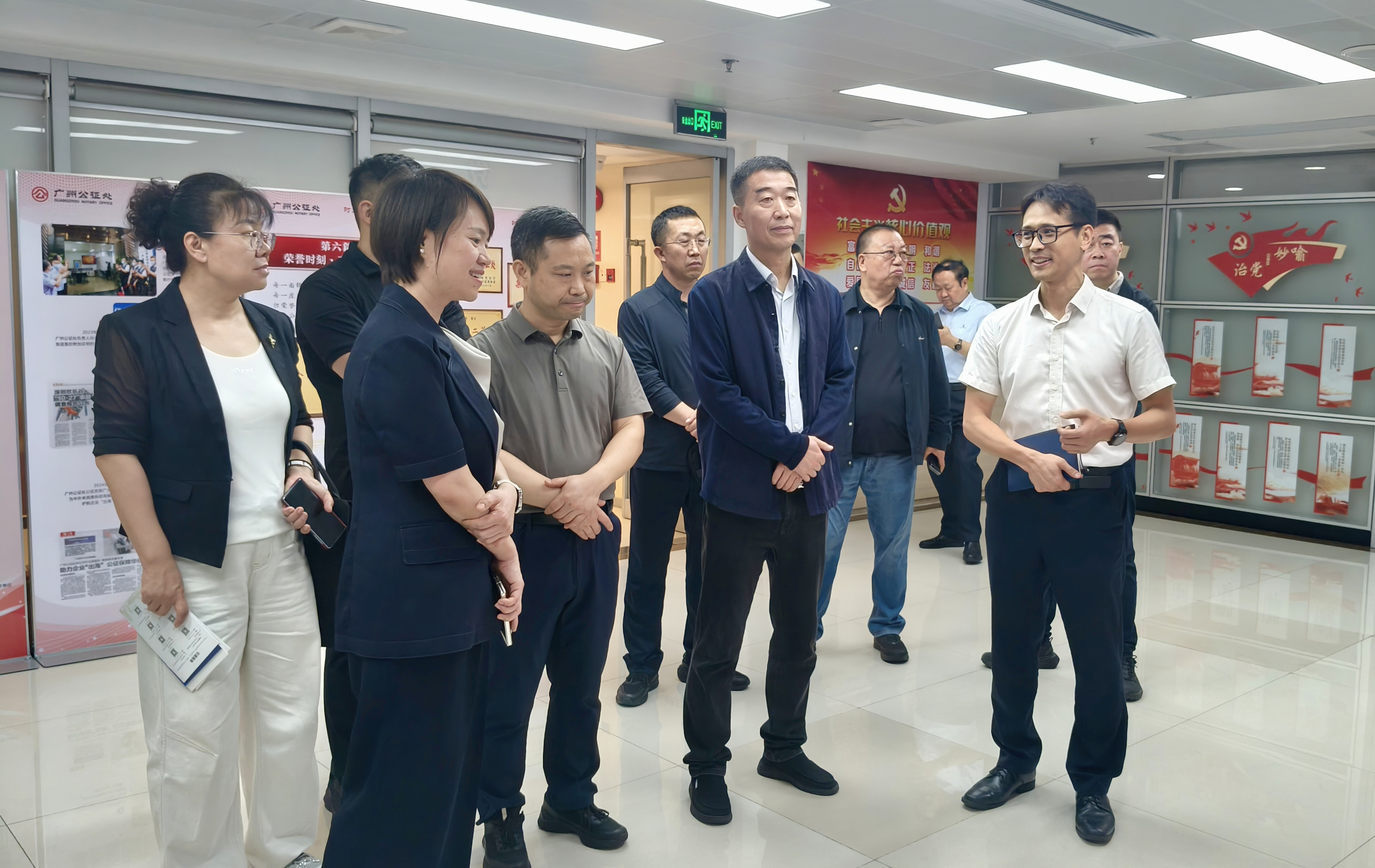 呼和浩特市司法局党组书记、局长白静一行到广州公证处调研交流